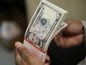 Dólar cai e fecha a R$ 4,93, apoiado por maior apetite por risco no exterior; Ibovespa recua