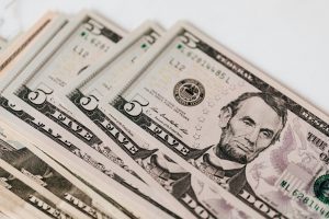 Dólar sobe e fecha a R$ 5,59, após dados de emprego piores do que o esperado nos EUA; Ibovespa cai