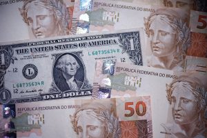 Dólar tem forte queda e fecha a R$ 5,94, com 'tarifaço' de Trump no radar